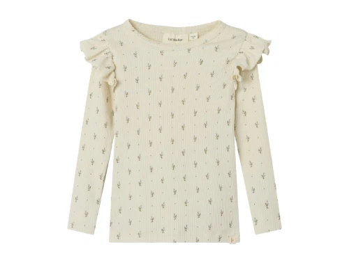 lil\' atelier top i beige med små blå blomster og flæsedetaljer, set forfra